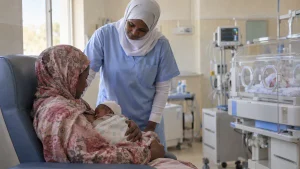 حضن قبل الحاضنة.. 13 مستشفى سودانيًا توسع رعاية المواليد الخدج